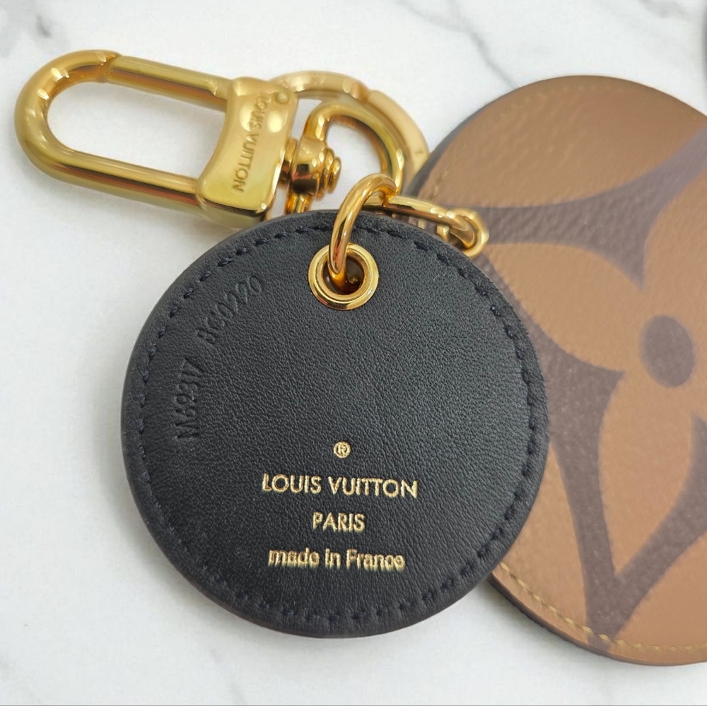 ✨️Authentic Louis Vuitton Reverse Monogram Charm / Key Chain - Picture 3 of 10